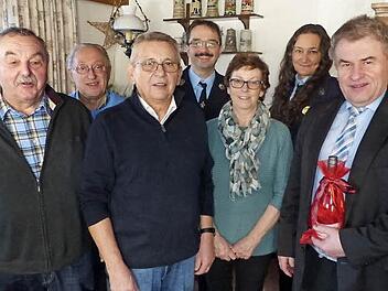 Bürgermeister Siegfried Beyer (rechts) gratulierte Karl Wirth (Dritter von links) mit einem Weinpräsent und LQN-Talern zum 70. Geburtstag. Mit im Bild (von links) Willibald Gareiß, Burkhard Wunner, Frank Kuhn, Rita Wirth und Regina Burkhardt Foto: Klaus-Peter Wulf