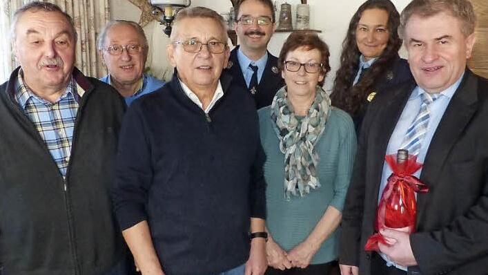 Bürgermeister Siegfried Beyer (rechts) gratulierte Karl Wirth (Dritter von links) mit einem Weinpräsent und LQN-Talern zum 70. Geburtstag. Mit im Bild (von links) Willibald Gareiß, Burkhard Wunner, Frank Kuhn, Rita Wirth und Regina Burkhardt Foto: Klaus-Peter Wulf