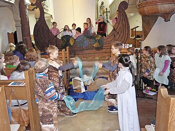 Die Muggendorfer Kinder bei ihrer Aufführung in der Laurentiuskirche  Foto: Paul Pöhlmann