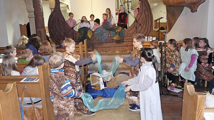 Die Muggendorfer Kinder bei ihrer Aufführung in der Laurentiuskirche  Foto: Paul Pöhlmann