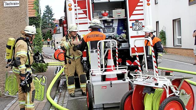 Bei der &Uuml;bung w&auml;hrend des Feuerwehrtages sah man viel gro&szlig;es Feuerwehrger&auml;t und auch die Atemschutzger&auml;tetr&auml;ger einmal aus der N&auml;he.
