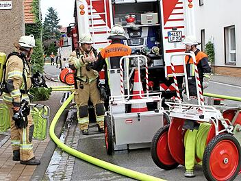 Bei der Übung während des Feuerwehrtages sah man viel großes Feuerwehrgerät und auch die Atemschutzgeräteträger einmal aus der Nähe.