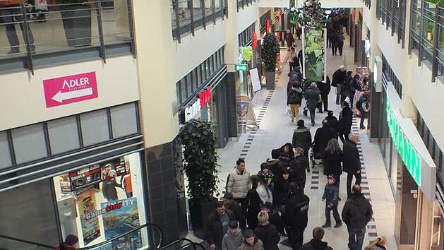 Der Wegweiser zum Modemarkt Adler im Einkaufszentrum "Fritz" wird bald verschwunden sein. Die Textilhandelskette schlie&szlig;t ihr Gesch&auml;ft in Kulmbach zum 31. August dieses Jahres.BR-Archiv/J&uuml;rgen Scheibe