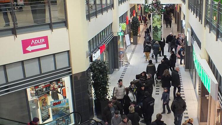 Der Wegweiser zum Modemarkt Adler im Einkaufszentrum "Fritz" wird bald verschwunden sein. Die Textilhandelskette schließt ihr Geschäft in Kulmbach zum 31. August dieses Jahres.BR-Archiv/Jürgen Scheibe
