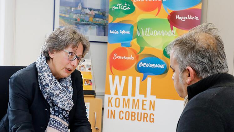 Almut Hagner hilft Fl&uuml;chtlingen und Migranten &uuml;ber die Koordinierungsstelle, in Coburg Fu&szlig; zu fassen.  Foto: David Schmitt