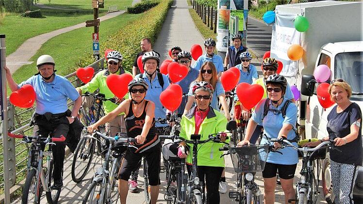 Knapp 20 Radler starteten in Bad Kissingen zur fünften "Tour mit Herz".Sigismund von Dobschütz