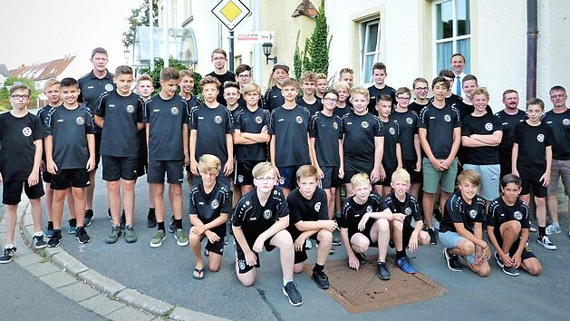 Die erfolgreichen Juniorenfußballer mit Bürgermeister Robert Bosch (rechts hinten) Fotos: Werner Reißaus