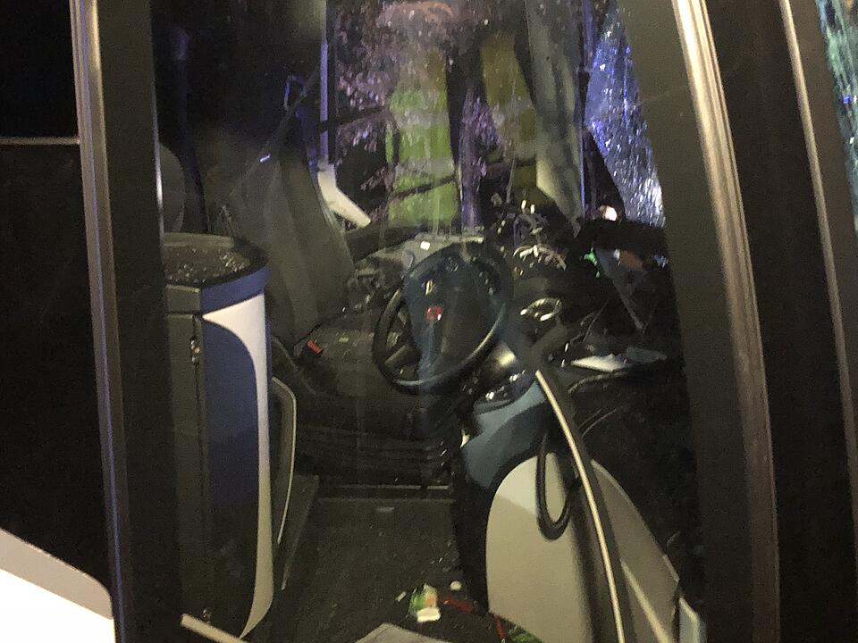 B26 bei Stockstadt: Kleintransporter kollidiert mit Reisebus –  mehrere Verletzte