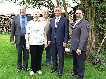 Bernhard Seeberger (l.), Werner Schorr, Alexander Tritthart und Rudi Schirmer (v. r.) gratulierten Justine Schirmer. Foto: Richard Sänger