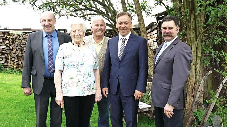 Bernhard Seeberger (l.), Werner Schorr, Alexander Tritthart und Rudi Schirmer (v. r.) gratulierten Justine Schirmer. Foto: Richard Sänger