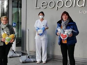 Bad Kissingens Ehrenkreisbäuerin Rita Jörg (von links), Stationsleiterin Ramona Hoos und Kreisbäuerin Edeltraud Häusler bei der Übergabe der Herzkissen. Foto: Andreas Lomb
