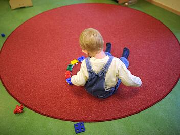 In der Stadt Kulmbach besteht ein deutlich spürbarer Mangel an Krippenplätzen für Kleinkinder. Foto: Julian Stratenschulte/dpa