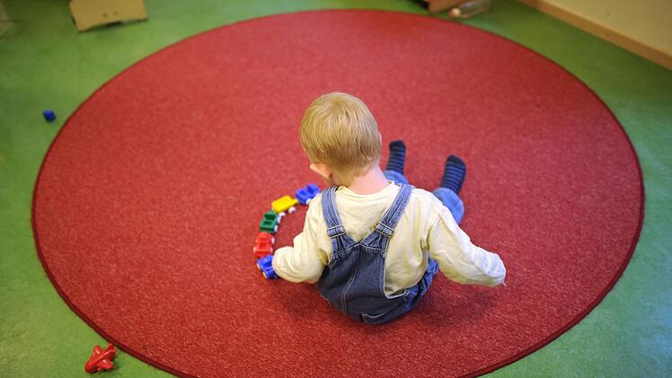 In der Stadt Kulmbach besteht ein deutlich spürbarer Mangel an Krippenplätzen für Kleinkinder. Foto: Julian Stratenschulte/dpa
