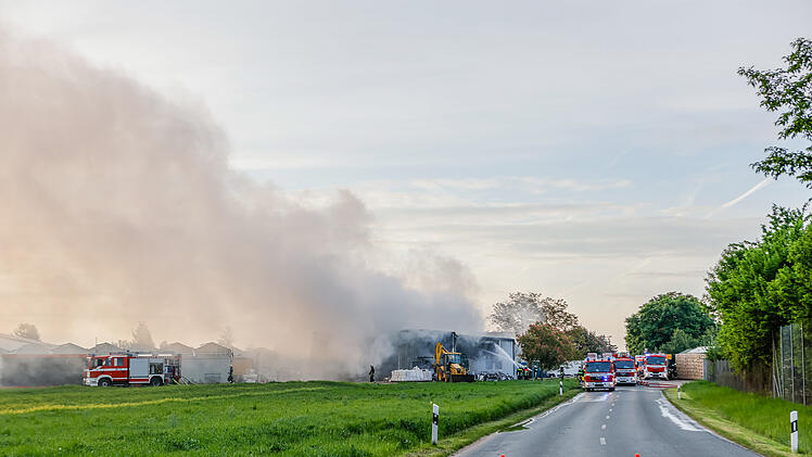 Verpackungsmaterial fing Feuer: Lagerhalle in Vollbrand