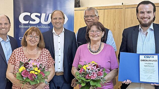 &Uuml;ber die Ehrung freuten sich gemeinsam (von links) MdL Michael Hofmann, Monika Kreppelt, Ulrich Sch&uuml;rr, Thomas Werner, Mathilde Hartmann und Felix M&ouml;nius.