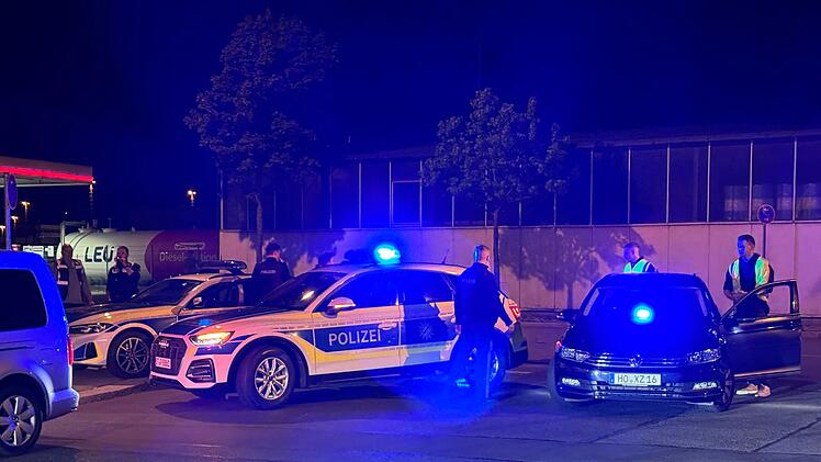 Hof: Babyparty führt zu Großeinsatz - 16-Jähriger geht auf Polizisten los