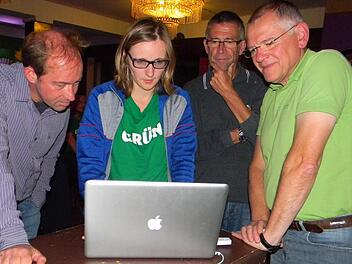 Lisa Badum und Karl Waldmann (r.) verfolgen im "Stadtlockal" die Hochrechnungen. Foto: Lengenfelder