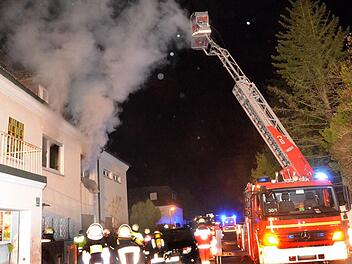 Die Feuerwehr war mit Leiter und Atemschutz im Einsatz. Fotos: Peter Rauch