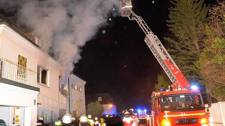 Die Feuerwehr war mit Leiter und Atemschutz im Einsatz. Fotos: Peter Rauch