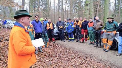 Förster Daum weist die Pfadfinder ein. Foto: Johanna Blum