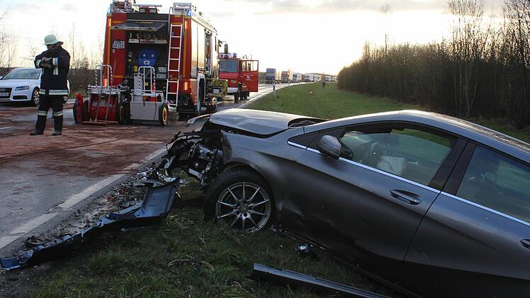 Auf der einen Seite lag ein beschädigte Mercedes im Graben. Foto: Waltraud Enkert