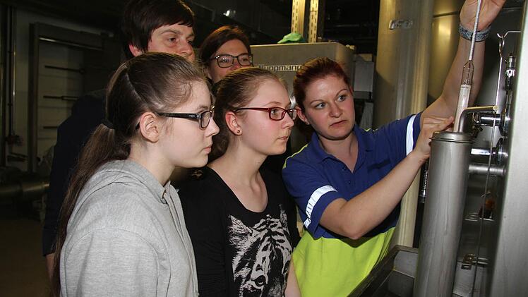 In der Kulmbacher Brauerei ließen sich (von links) Alicia Bergmann (13) und Celina Rommel (14) von Lea Niklas das Spindeln zeigen