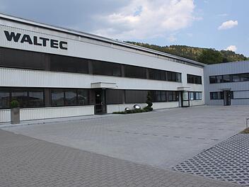 Fährt man jetzt von Kronach nach Steinberg, sticht einem das Unternehmen Waltec ins Auge.  Fotos: Veronika Schadeck