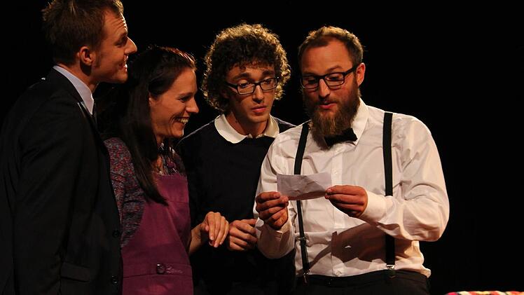 Begutachtung des Ultraschallfotos (Harald Wicht, Daniela Burkhardt, Sebastian Burkard, Christian Salomon). Foto: Florian Wicht