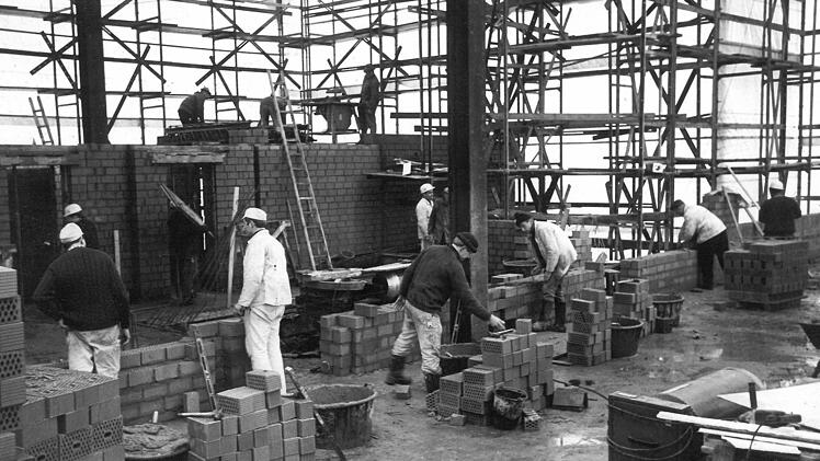Ein Experiment (1968): Man errichtete bei einem achtgeschossigen Haus mit 41 Eigentumswohnungen eine vollgeschützte Winterbaustelle. 30 Bauarbeiter konnten so auch in den Wintermonaten beschäftigt werden. Foto: CT-Archiv