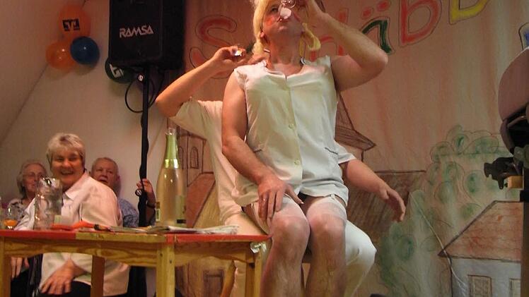 Wenn die Feuerwehr Sterpersdorf ihre Faschingsgaudi veranstaltet, ist sich auch Kommandant Klaus D&uuml;thorn nicht zu schade, auf der B&uuml;hne zu stehen wie hier 2012 als Zahnarztassistentin Ines. Foto: privat