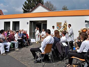 Die Wiedereröffnung ihres umfassend renovierten Pfarrheims feierte die Pfarrgemeinde Heiligkreuz mit einer Mai-Andacht, zelebriert von Kaplan Paul Reder,  Foto: Sigismund von Dobschütz
