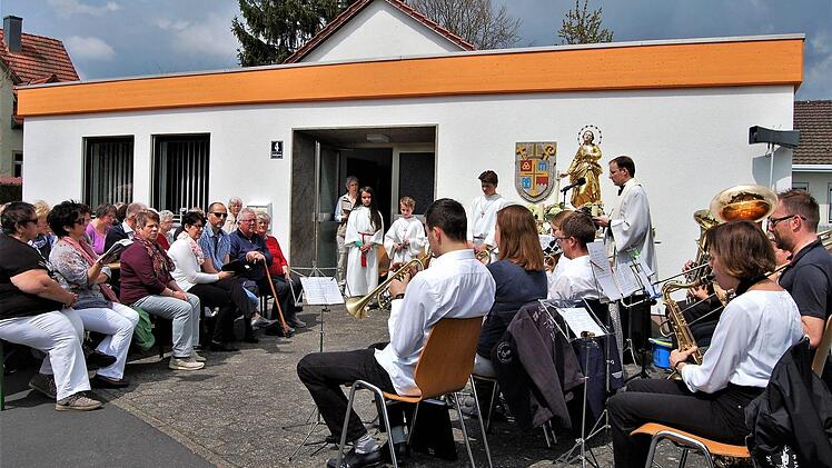 Die Wiedereröffnung ihres umfassend renovierten Pfarrheims feierte die Pfarrgemeinde Heiligkreuz mit einer Mai-Andacht, zelebriert von Kaplan Paul Reder,  Foto: Sigismund von Dobschütz
