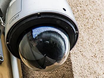 Zwei Videokameras sollen die Sicherheit im Coburger Steinweg in den Abend und Nachtstunden verbessern. Installiert wurden sie bereits an den dafür vorgesehen beiden Gebäuden. Der Probebetrieb soll am 1. April beginnen und bis Ende Mai laufen.Foto: Jochen Berger