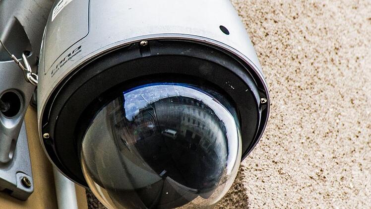 Zwei Videokameras sollen die Sicherheit im Coburger Steinweg in den Abend und Nachtstunden verbessern. Installiert wurden sie bereits an den dafür vorgesehen beiden Gebäuden. Der Probebetrieb soll am 1. April beginnen und bis Ende Mai laufen.Foto: Jochen Berger