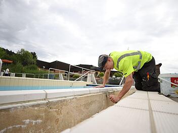 Die kalten Wintertemperaturen haben dem sogenannten Beckenkopf nicht nur im Kronacher Freibad stark zugesetzt - weshalb nun wieder ausgebessert werden muss. Foto: Marian Hamacher