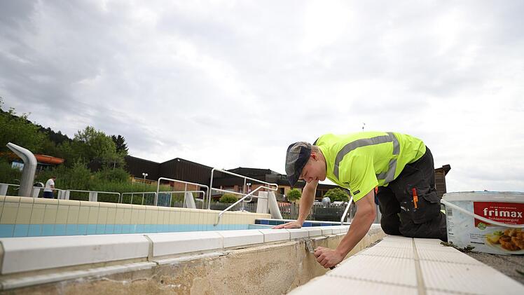Die kalten Wintertemperaturen haben dem sogenannten Beckenkopf nicht nur im Kronacher Freibad stark zugesetzt - weshalb nun wieder ausgebessert werden muss. Foto: Marian Hamacher