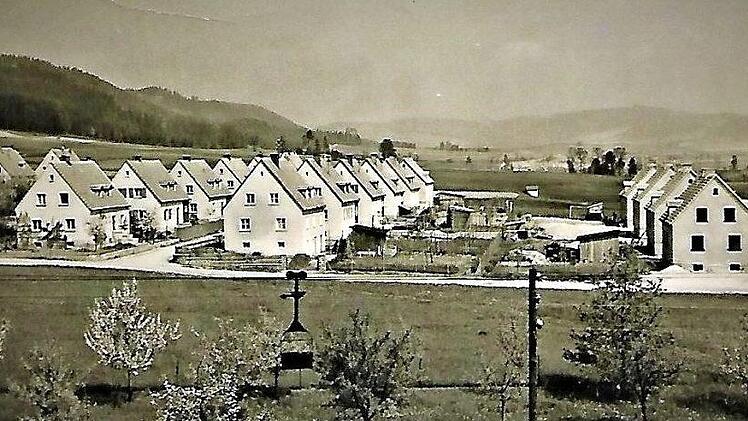Nach 1948 wurde der Wohnungsbau im Landkreis Kronach angekurbelt. Im Norden von Stockheim entstand die Bergwerkssiedlung. Im Vordergrund ein Drahtseilbahnwagen, der fünf Zentner Kohle fasste.