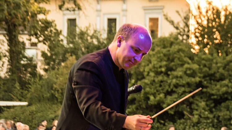 Tausende von Zuhörern bejubelten das Philharmonische Orchester des Landestheaters Coburg unter Leitung von Roland Kluttig  beim Klassik-Open-Air im Rosengarten.Foto: Jochen Berger
