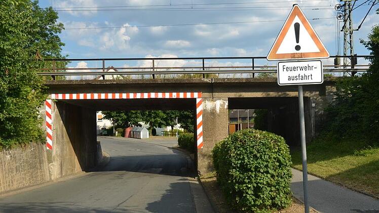 Als Nadelöhr der Straße ins Industriegebiet und nach Welitsch erweist sich die Unterführung mit nur 3,60 Meter Durchfahrtshöhe.