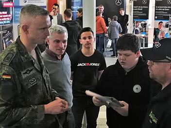 Sogar die Bundeswehr warb für die Vielfalt ihrer Berufsmöglichkeiten