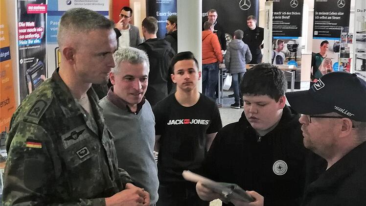 Sogar die Bundeswehr warb für die Vielfalt ihrer Berufsmöglichkeiten