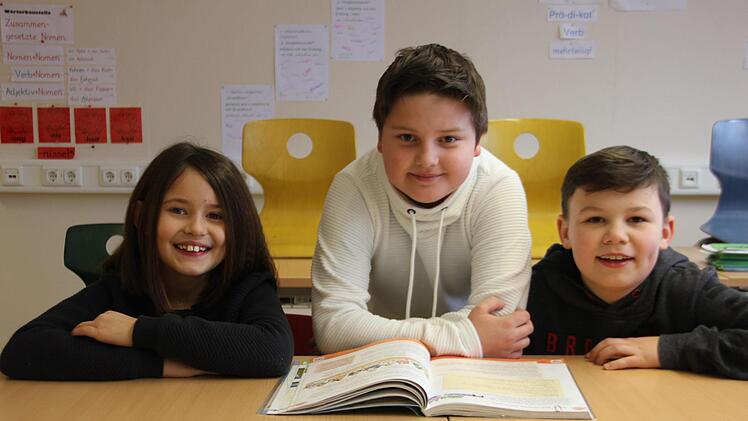 Alexa Backer, Noah Ruß und Leo Vetter (von links) sind,ebenso wie ihre Mitschüler, im Unterricht in die Rollen von Gemeinderäten geschlüpft. Nun sind sie gespannt, ob der reale Gemeinderat ihrem Antrag zustimmen wird. Fotos: Veronika Schadeck
