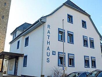 Die Außenfassade des Rathauses erstrahlt bereits im neuen Glanz. Hingegen steht man im Erdgeschoss derzeit vor verschlossenen Türen. Dort werden alle Büroräume saniert. Foto: K.- H. Hofmann