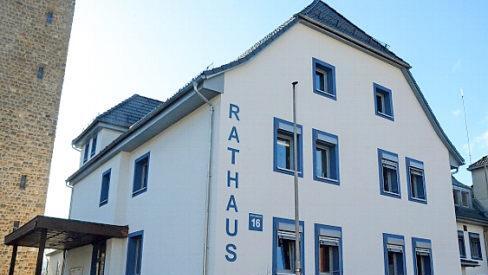 Die Außenfassade des Rathauses erstrahlt bereits im neuen Glanz. Hingegen steht man im Erdgeschoss derzeit vor verschlossenen Türen. Dort werden alle Büroräume saniert. Foto: K.- H. Hofmann