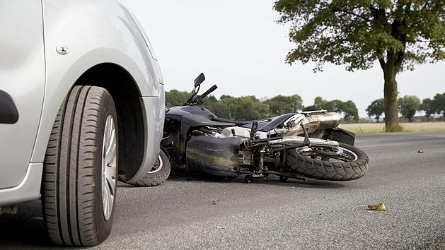 Eine Autofahrerin &uuml;bersah beim Linksabbiegen ein entgegenkommendes Motorrad und krachte mit ihm zusammen. Symbolfoto: KOKALA VIEW/Adobe Stock