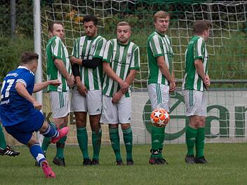 In aussichtsreicher Position tritt Yannik Stumpf (blaues Trikot) gegen die Rothenkirchener Mauer zum Freistoß an.  Foto: Heinrich Weiß