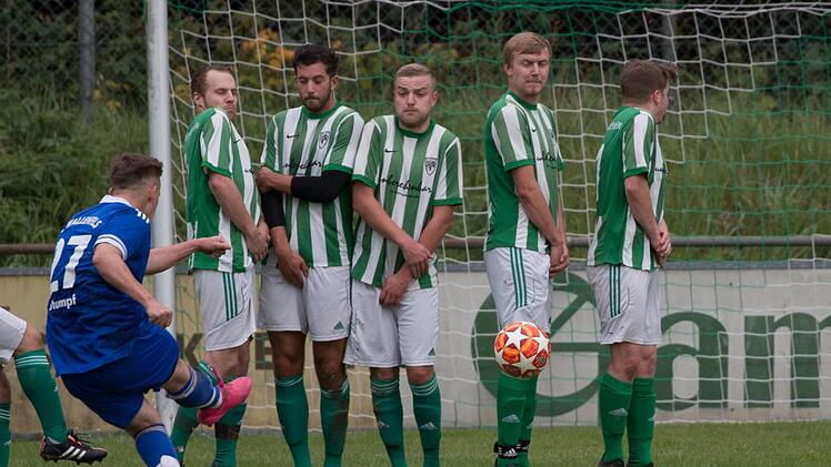 In aussichtsreicher Position tritt Yannik Stumpf (blaues Trikot) gegen die Rothenkirchener Mauer zum Freistoß an.  Foto: Heinrich Weiß