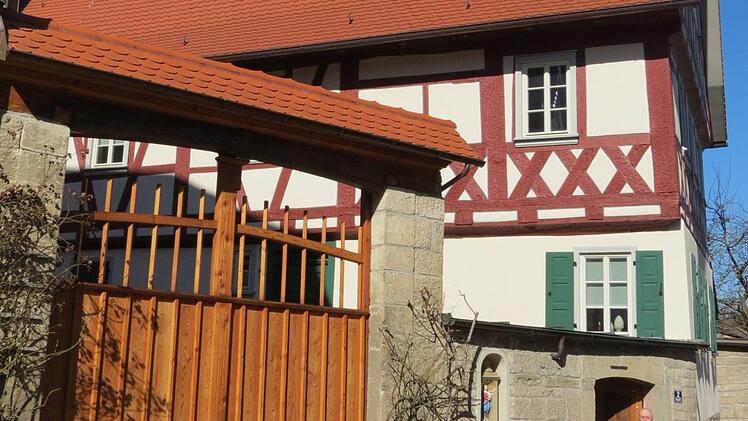 Das Anwesen von der Straße aus gesehen mit Hausherrn.