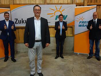 Rainer Möbus aus Bad Rodach (vorne) wird für die Freien Wähler als Direktkandidat für die Bundestagswahl antreten. Unterstützung bekommt er von  Christian Gunsenheimer, Rainer Ludwig und Tino Vetter (von links). -  Foto: Lothar Wediner