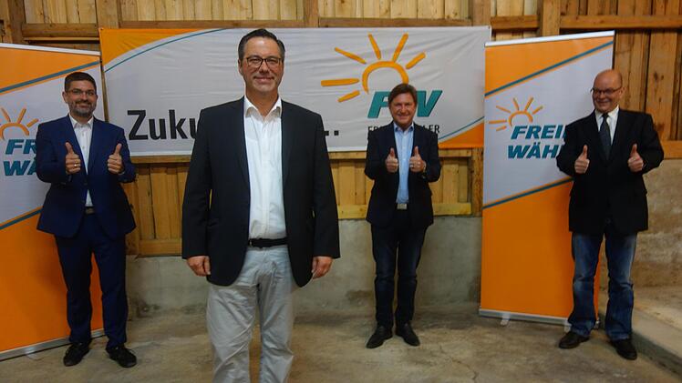 Rainer Möbus aus Bad Rodach (vorne) wird für die Freien Wähler als Direktkandidat für die Bundestagswahl antreten. Unterstützung bekommt er von  Christian Gunsenheimer, Rainer Ludwig und Tino Vetter (von links). -  Foto: Lothar Wediner